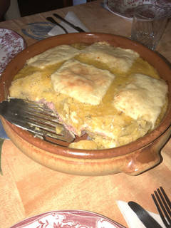 Una foto de Pastelón de plátano maduro y jamón y queso