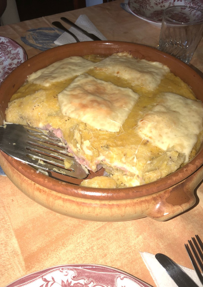 Una foto de Pastelón de plátano maduro y jamón y queso