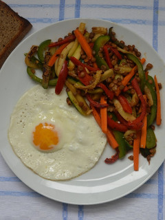 Una foto de Salteado de verduras y lentejas y huevo a la plancha