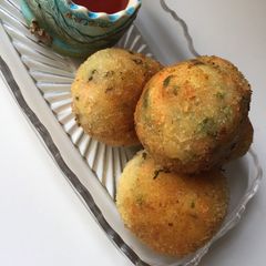 A picture of Potato cheese balls.
