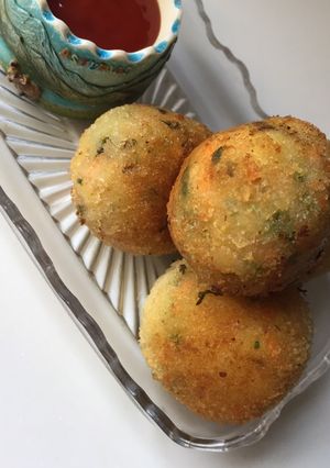 A picture of Potato cheese balls.
