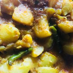 A picture of Tinda and Potatoes curry.