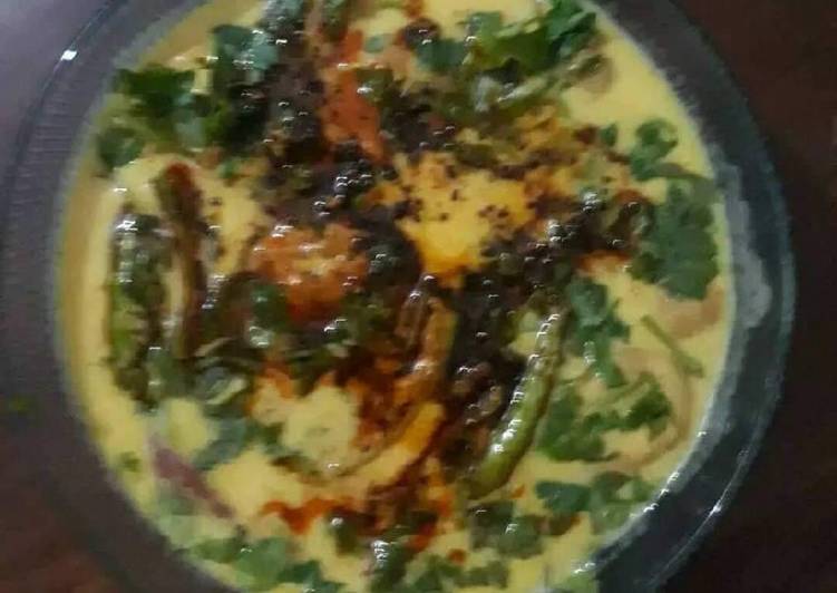 Simple Way to Prepare Homemade Chatpate masaledar Kadhi Pakora