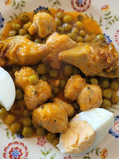Una foto de Butifarra de pollo con salsa de guisantes, alcachofas y huevo