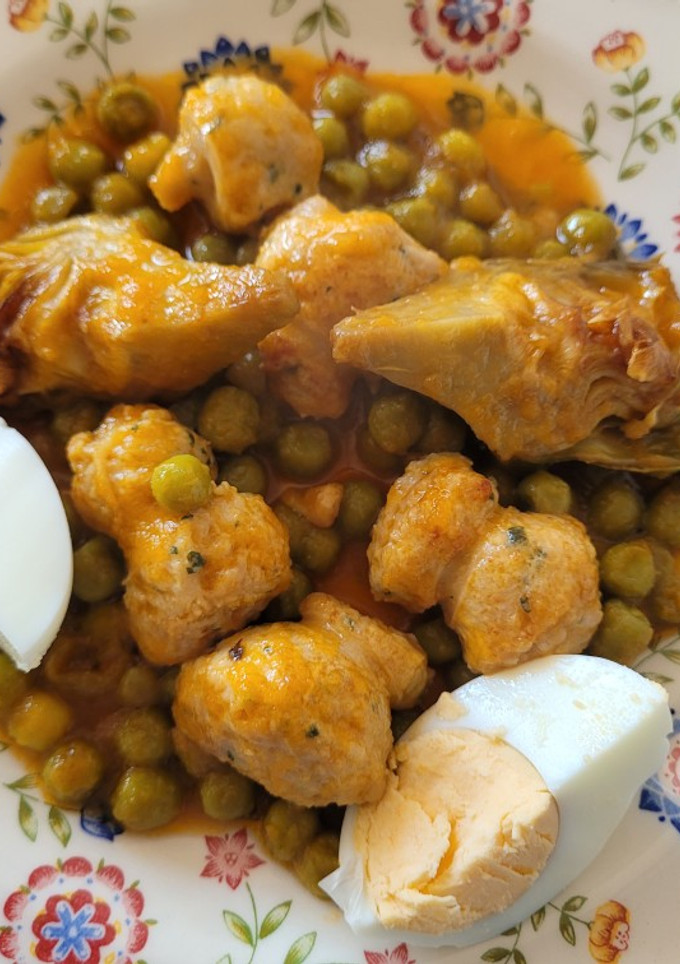 Una foto de Butifarra de pollo con salsa de guisantes, alcachofas y huevo