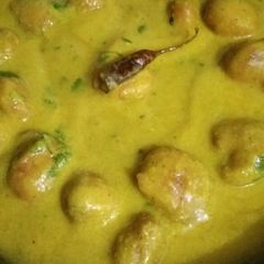 A picture of Kadhi with Pakode.