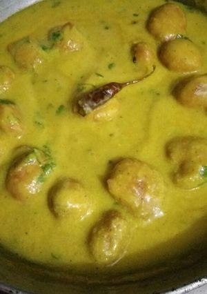A picture of Kadhi with Pakode.