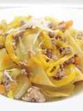 Pappardelle con ragù d'anatra, peperoni e ricotta salata