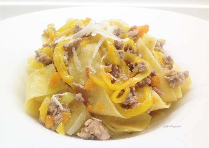 Pappardelle con ragù d'anatra, peperoni e ricotta salata