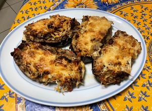 Une photo de Aubergines farcies au bœuf, tomates et courgette