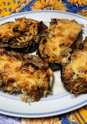 Une photo de Aubergines farcies au bœuf, tomates et courgette