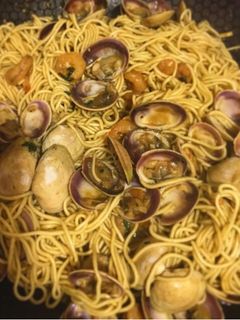 Una foto de Fideo chino con almejas y gambitas