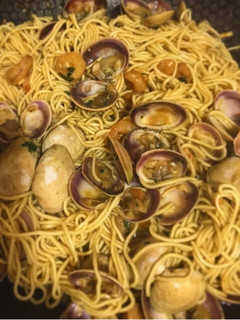 Una foto de Fideo chino con almejas y gambitas