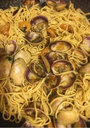 Foto principal de Fideo chino con almejas y gambitas