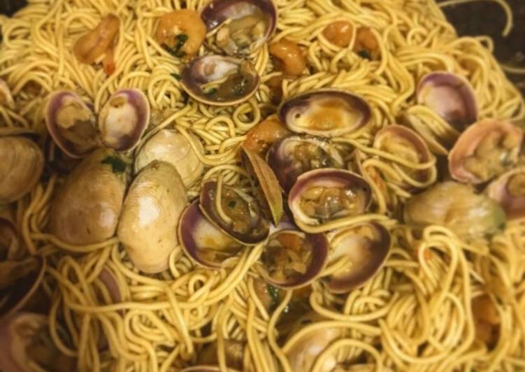 Fideo chino con almejas y gambitas