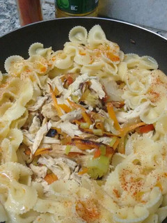 Una foto de Verduras multicolor con pollo y pasta . Fácil y rapidísimo