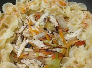 Una foto de Verduras multicolor con pollo y pasta . Fácil y rapidísimo