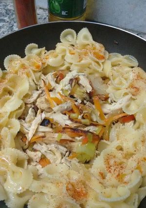 Una foto de Verduras multicolor con pollo y pasta . Fácil y rapidísimo