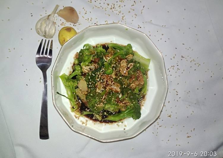 Recipe of Speedy Steamed Broccoli with soy Ginger