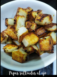 Una foto de Papas salteadas al ajo
