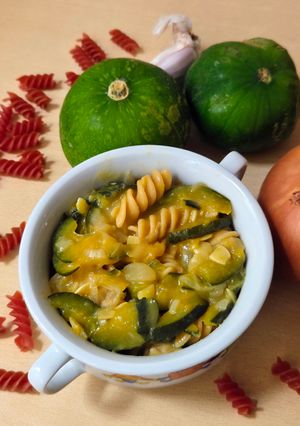 Una foto de One pot pasta de zapallitos y fusilli de lentejas rojas 🍝 Salteado de zapallito y pasta sin gluten