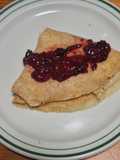 Crepas de suero con salsa de frutos rojos