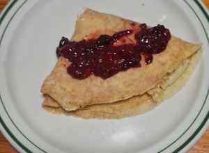 Una foto de Crepas de suero con salsa de frutos rojos