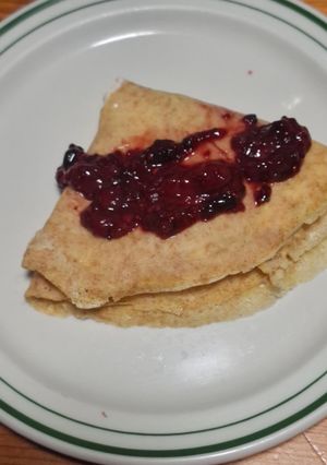 Una foto de Crepas de suero con salsa de frutos rojos