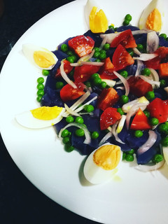 Una foto de Ensalada de patatas azules con huevo y tomate