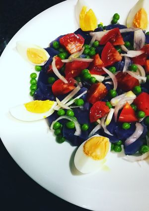 Foto principal de Ensalada de patatas azules con huevo y tomate