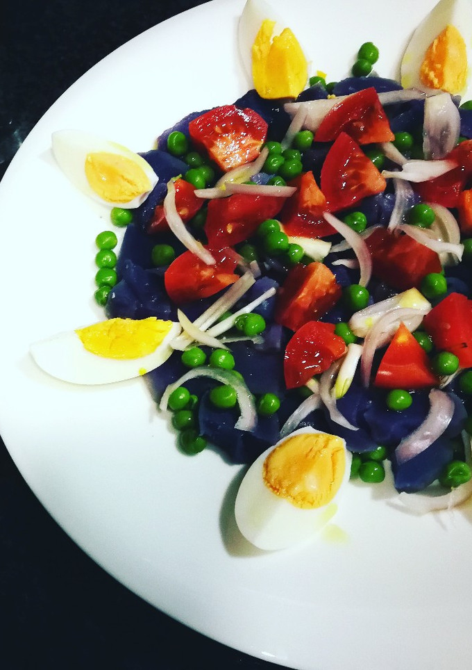 Una foto de Ensalada de patatas azules con huevo y tomate
