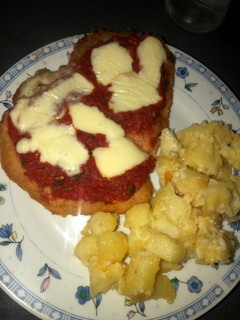 Una foto de Milanesa a la napolitana con papas a la crema
