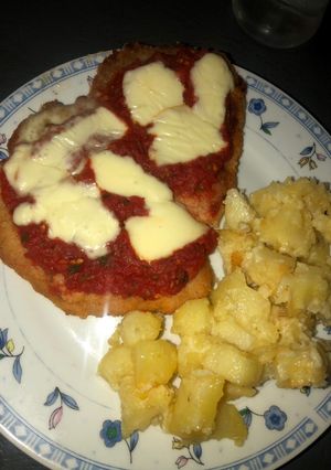 Una foto de Milanesa a la napolitana con papas a la crema