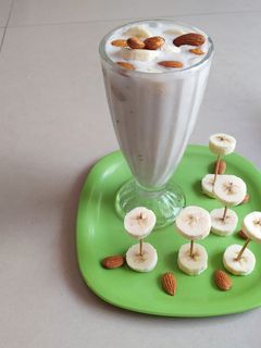 બનાના શેક (Banana Shake Recipe In Gujarati) રેસીપી મુખ્ય ફોટો