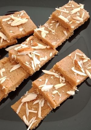 સુખડી(Sukhdi Recipe in Gujarati) રેસીપી મુખ્ય ફોટો