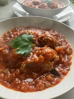 Una foto de Albóndigas con pisto y tomate, todo casero