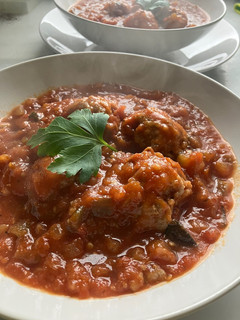 Una foto de Albóndigas con pisto y tomate, todo casero