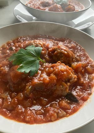 Una foto de Albóndigas con pisto y tomate, todo casero