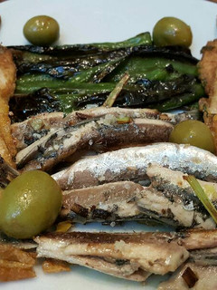 Una foto de Anchoas del cantábrico rebozadas y fritas con ajo