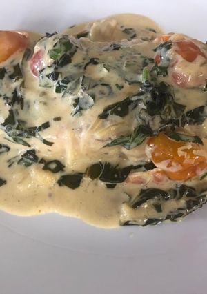 Una foto de Salmón con salsa de espinacas y tomate cherry