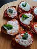 Pizzette dell'asilo con pane rustico