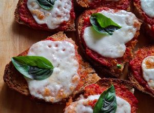 Foto di Pizzette dell'asilo con pane rustico