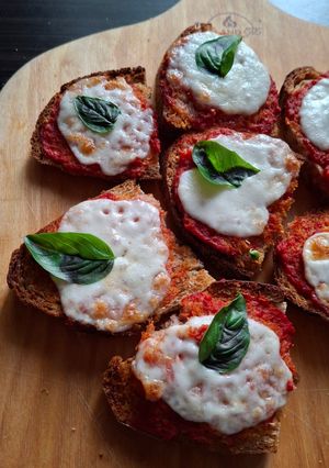 Foto di Pizzette dell'asilo con pane rustico