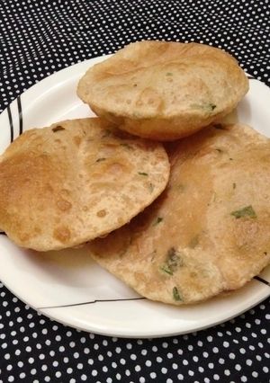 धनिया पूरी (dhaniya poori recipe in Hindi) रेसिपी मुख्य फोटो