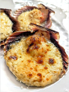 Una foto de Vieiras gratinadas en su concha
