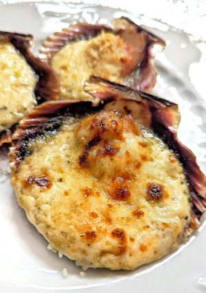 Una foto de Vieiras gratinadas en su concha