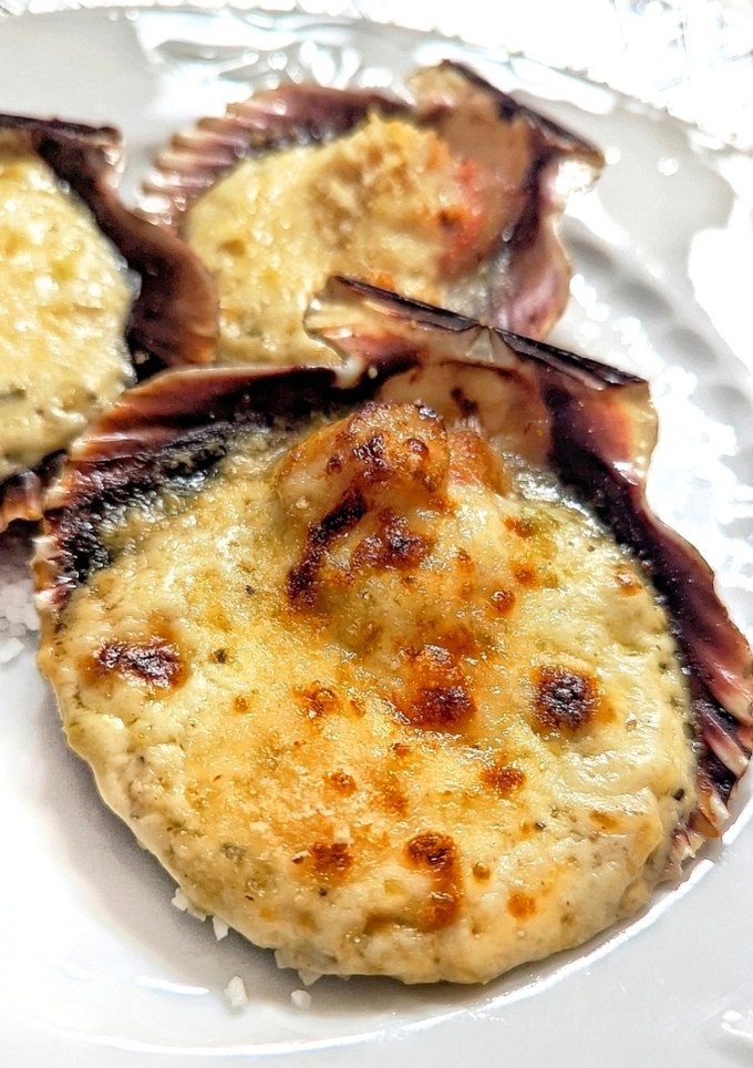 Una foto de Vieiras gratinadas en su concha