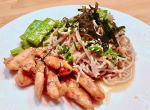 Hình của món Mì Soba Sốt Tsuyu & Gà Teriyaki.