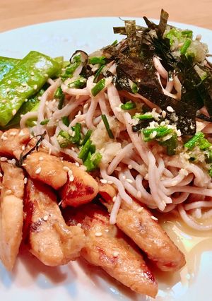 Hình của món Mì Soba Sốt Tsuyu & Gà Teriyaki.