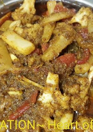 A picture of Gobhi,gajar,mooli ka achar.